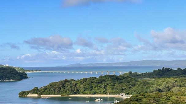 高台から眺める古宇利大橋と自然風景 高台から眺める古宇利大橋と自然風景の写真