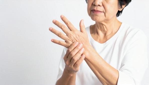 ミドル女性の手荒れイメージ ミドル女性の手荒れイメージの写真