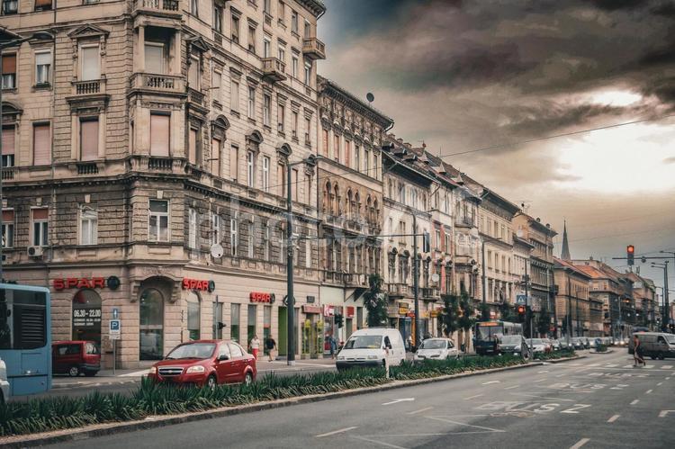 曇り空のブダペスト通り 街並み,ブダペスト,ハンガリーの写真素材