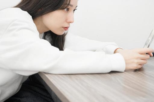 スマホを触る女性 スマホ,女性,スマートフォンの写真素材