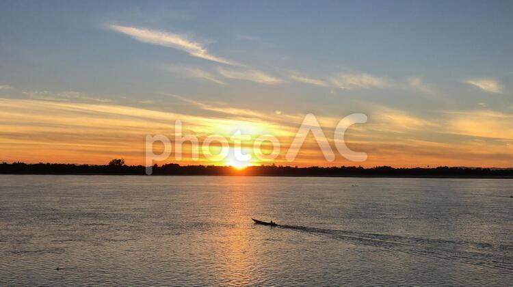 ラオスの夕日 日暮れ,暁,水域の写真素材