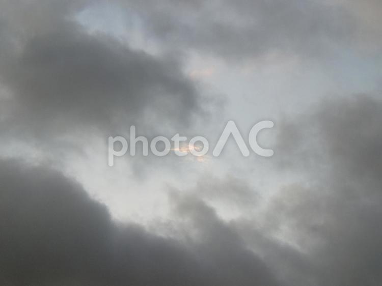切れかかる雨雲に一点の光 光,太陽,一点の写真素材
