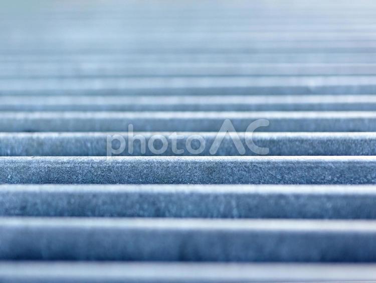 奥行きのある鉄の質感　ポール状 奥行き,背景,バックグラウンドの写真素材