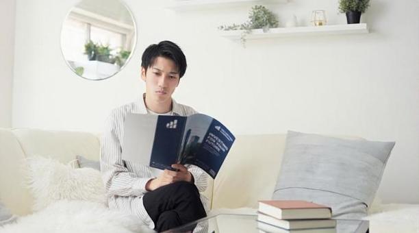 投資について考えるアジア人男性 投資について考えるアジア人男性 男性,投資,考えるの写真素材