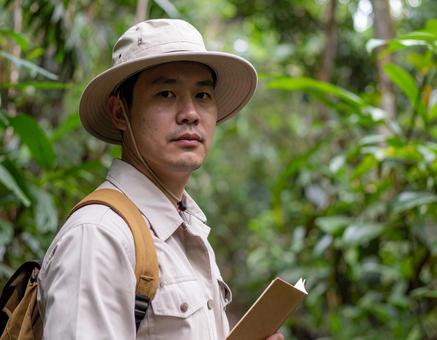 熱帯雨林・ジャングルを調査する生物学者 熱帯雨林・ジャングルを調査する生物学者の写真