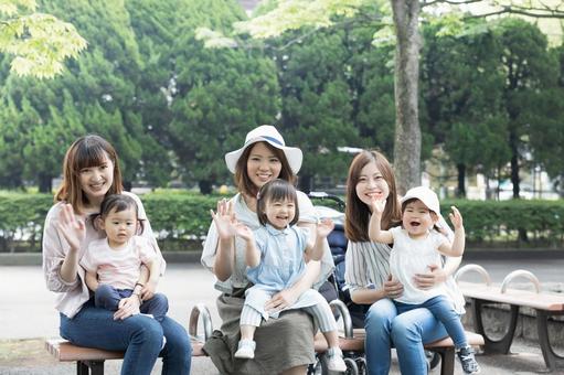 ママ友 母親 育児 ママ友 母親 育児 ママ友,公園,女性の写真素材