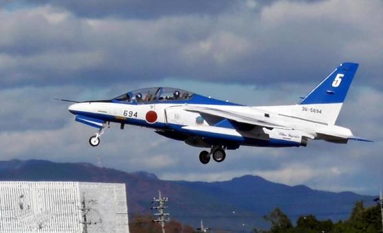 離陸するブルーインパルス 離陸するブルーインパルスの写真