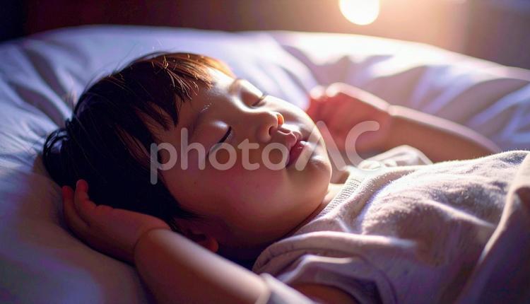 両手をあげて熟睡する男の子 男の子,幼児,人物の写真素材