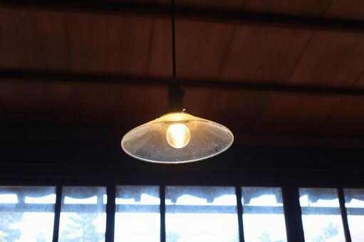 古い電灯のついた部屋の天井の風景 古い,電灯,ついたの写真素材