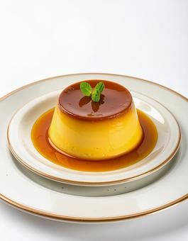 お皿にのったプリン お皿にのったプリンの写真
