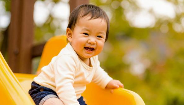 公園の遊具で遊ぶ日本人子供・幼児・滑り台 公園の遊具で遊ぶ日本人子供・幼児・滑り台の写真