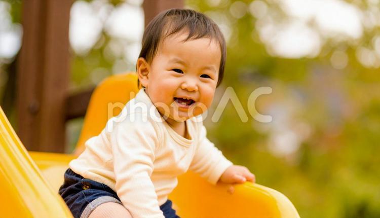 公園の遊具で遊ぶ日本人子供・幼児・滑り台 滑り台,公園,幼児の写真素材