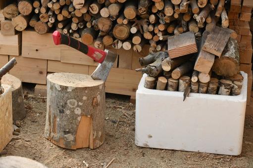 薪ストーブ用に準備された大小の薪と手斧 薪,丸太,手斧の写真素材