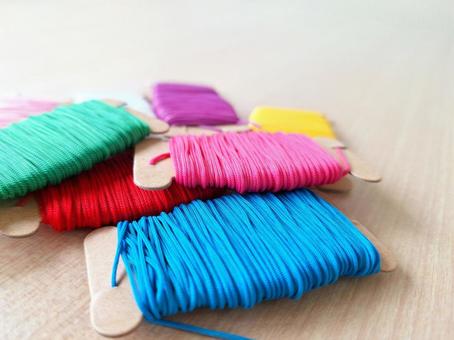 糸巻きに巻いたカラフルな糸 カラフル,糸,糸巻きの写真素材