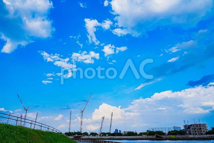 青空の下のクレーン 青空,クレーン,空の写真素材