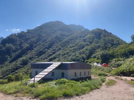 剱岳・早月小屋から見るトイレと剱岳山頂 剱岳・早月小屋から見るトイレと剱岳山頂 剱岳,劔岳,早月小屋の写真素材