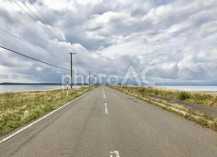 野付半島、右は野付湾、左はオホーツク海 北海道,半島,道路の写真素材