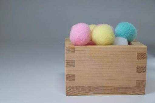 カラフルな毛糸玉が詰まった木製枡 枡,毛糸玉,カラフルの写真素材