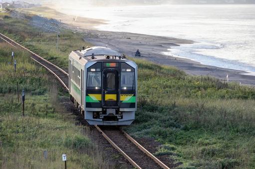 波打ち際を走るH100系車両 波打ち際を走るH100系車両 鉄道,駅舎,展望台の写真素材