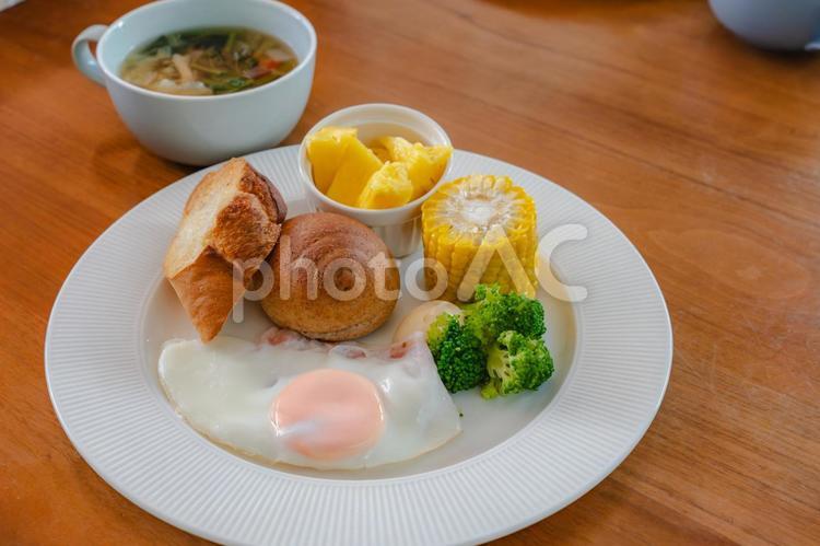 洋風朝食 目玉焼きとパン 朝食,洋食,洋風朝食の写真素材