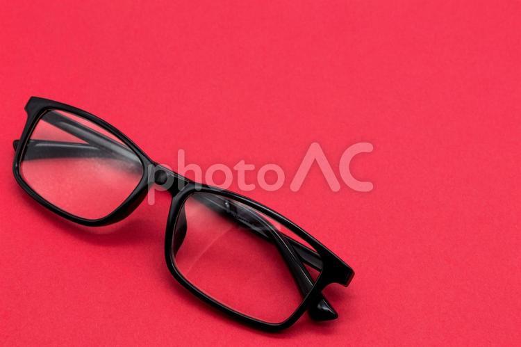 赤背景に黒ぶち眼鏡 メガネ,ファッション,アクセサリーの写真素材