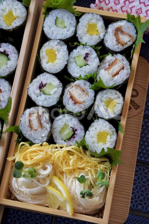 お弁当 お弁当,弁当箱,巻き寿司の写真素材
