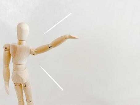 紹介するポーズのデッサン人形 紹介するポーズのデッサン人形 デッサン人形,手を挙げる,案内の写真素材
