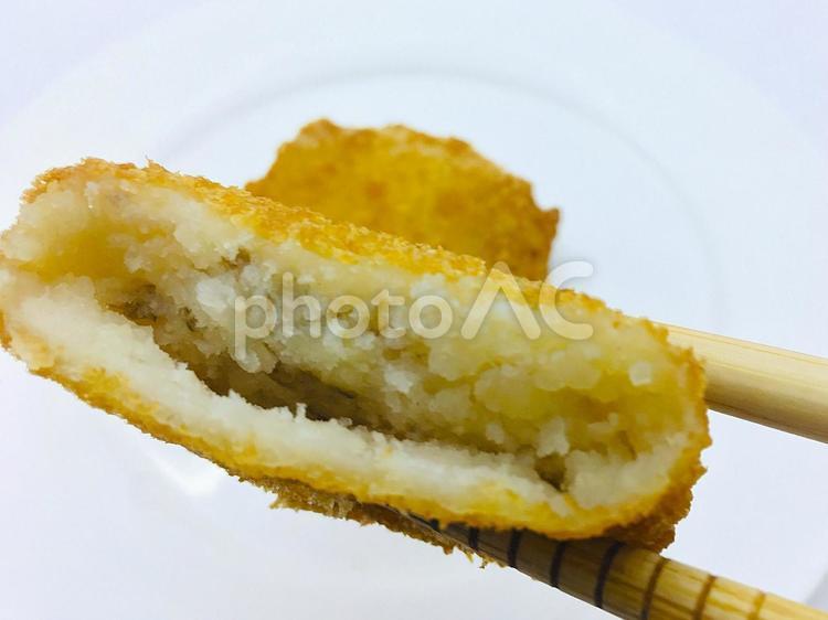 箸で持ち上げたコロッケの断面 コロッケ,食べ物,揚げ物の写真素材