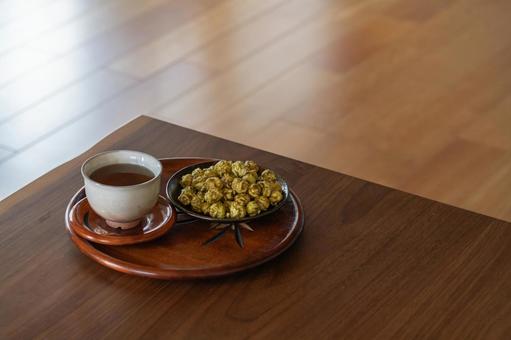 和風部屋に抹茶ポップコーンと日本茶 和風部屋に抹茶ポップコーンと日本茶 日本茶,茶,緑茶の写真素材