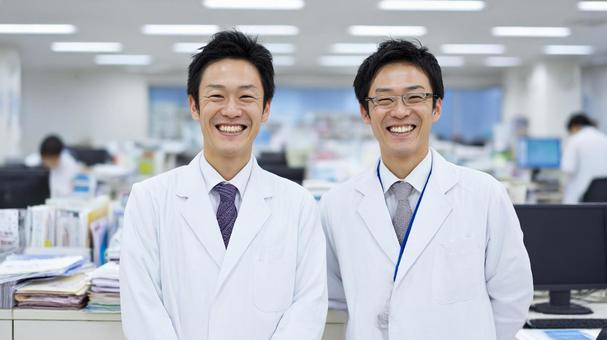ナースステーションと二人の男性医師 ナースステーションと二人の男性医師の写真