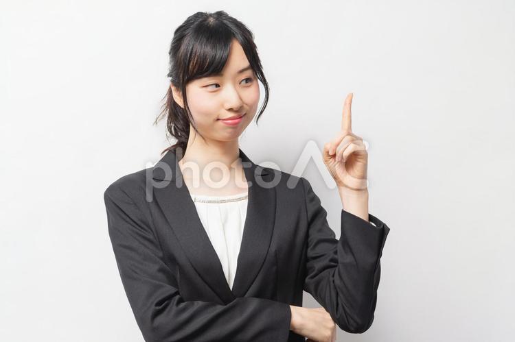 人差し指でポイントを指し示す若い女性 女性,笑顔,ビジネスの写真素材