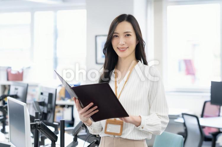 オフィスカジュアルの若い女性エンジニア ビジネス,エンジニア,女性の写真素材