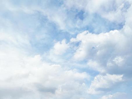 青空を隠す白い雲 青空を隠す白い雲の写真