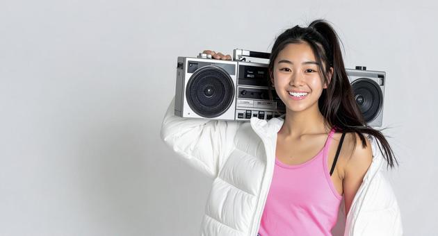 ラジカセと笑顔の女性 ラジカセと笑顔の女性の写真