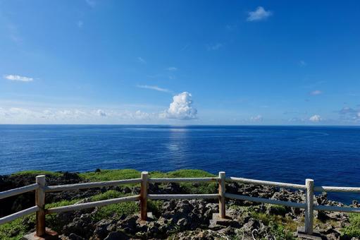 宮古島の東平安名崎から見た海の景色 宮古島の東平安名崎から見た海の景色 東平安名崎,灯台,宮古島の写真素材