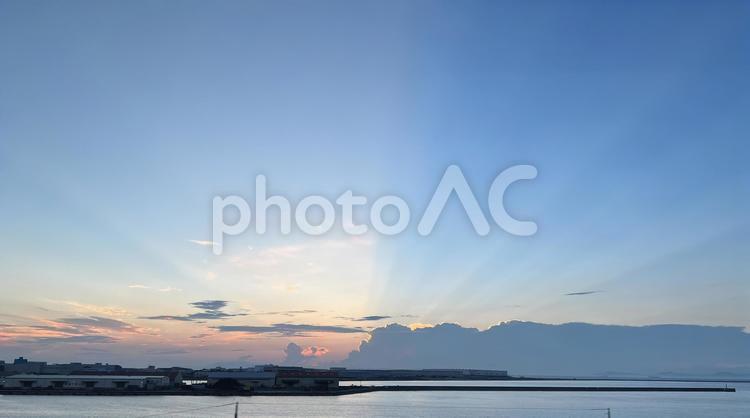 夕陽の光が広がる海の風景 夕陽,夕日,光線の写真素材