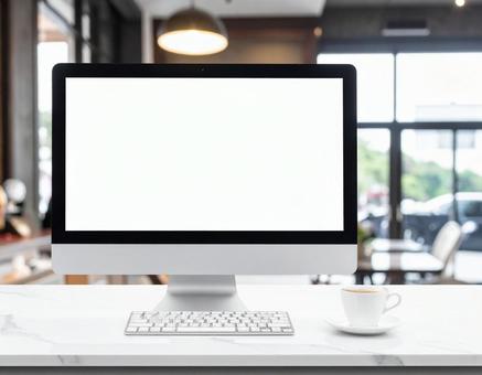 デスクトップパソコンの白い画面の写真素材 デスクトップパソコンの白い画面の写真素材の写真