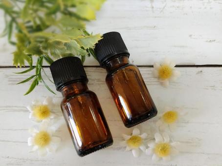 カモミールをイメージした精油ボトル アロマ,アロマオイル,ボトルの写真素材