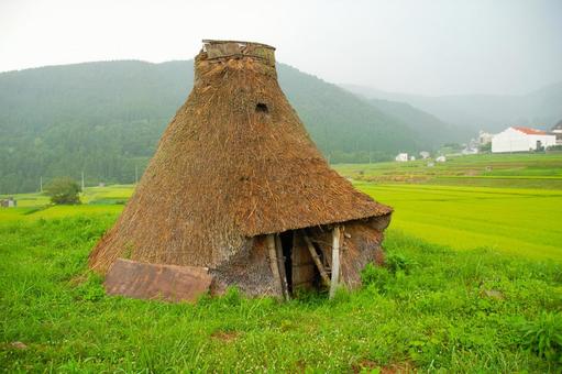 田んぼの中にある 野沢温泉村 岡ノ峯遺跡 田んぼの中にある 野沢温泉村 岡ノ峯遺跡 岡ノ峯遺跡,縄文遺跡,縄文時代中期の写真素材