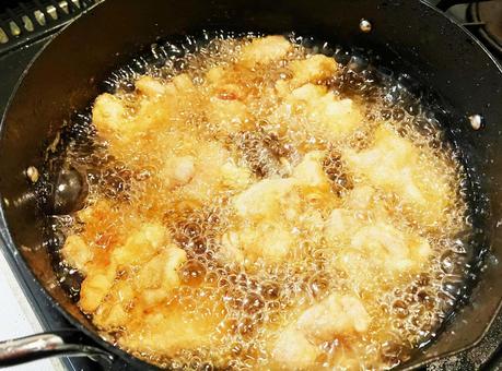 唐揚げを調理中の様子 唐揚げ,揚げ物,揚げるの写真素材