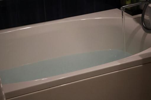 家の浴室のバスタブにお湯をはっている風景 家,浴室,バスタブの写真素材