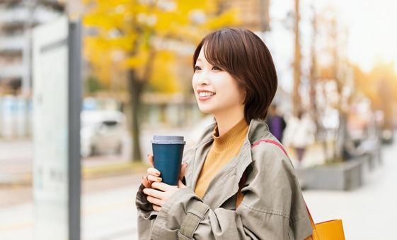 秋の街を歩く女性・ビジネスウーマン 秋の街を歩く女性・ビジネスウーマン 女性,秋,ビジネスの写真素材