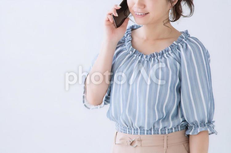 スマートフォンと女性（笑顔） 女性,スマホ,スマートフォンの写真素材