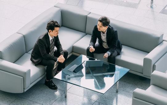 打ち合わせをする2人の男性ビジネスマン 打ち合わせをする2人の男性ビジネスマン 男性,打ち合わせ,2人の写真素材