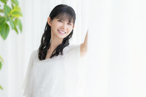 リビングでスキンケアをするミドルの女性 ビューティー,スキンケア,女性の写真素材