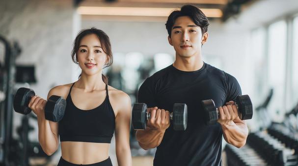 ジムでトレーニングする男女のフィットネスの写真