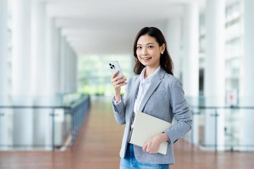 オフィスで働くビジネスウーマン スマートフォン,ビジネスウーマン,ビジネスの写真素材