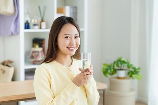 ミネラルウォーターを飲む女性 ミネラルウォーターを飲む女性 ミネラルウォーター,水,水分補給の写真素材
