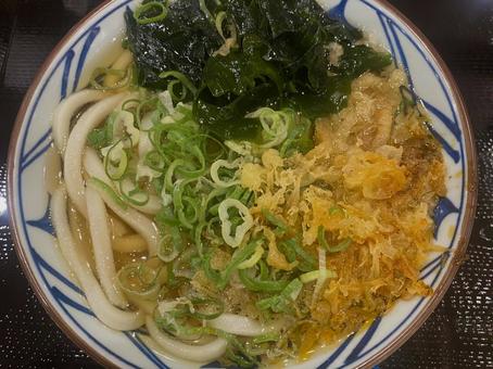 うどん ワカメ 揚げ玉 うどん ワカメ 揚げ玉 の写真