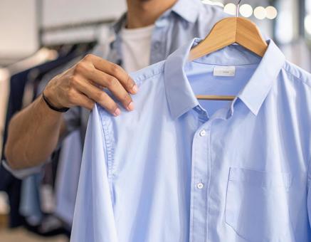 服の試着を考えている男性 服の試着を考えている男性の写真
